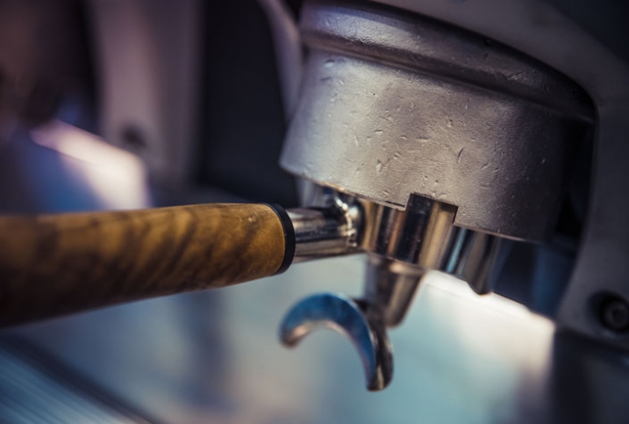 De nieuwe, opnieuw ontworpen handgrepen (in de houten versie) zijn ontworpen om maximale ergonomie en comfort te bieden. Bovendien zullen er optionele nieuwe filterhouders in de versies "naked"-filterdrager en dubbel-shot beschikbaar zijn, die de evolutie van de extractiemethode en de ervaring die de E71E barista's biedt perfect illustreren.
