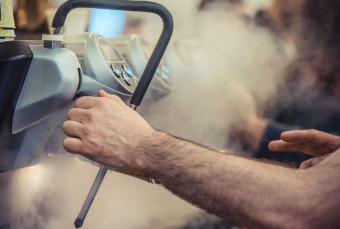 Opnieuw ontworpen om meer flexibiliteit te bieden, zijn de nieuwe stoompijpen één van de meest innovatieve functies van de machine. Hun lengte is vergroot zodat barista's met grotere melkkannen kunnen werken, terwijl cold touch-technologie de stoompijp ergonomischer en veiliger maakt en het schoonmaken na gebruik vergemakkelijkt. De stoompijpen zorgen ervoor dat barista's in hun favoriete positie kunnen werken met maximaal zicht, waardoor ze elke keer perfect het melk schuimen.