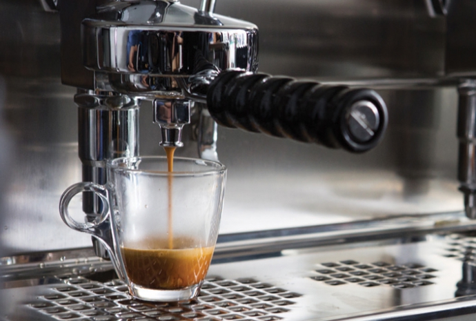 Bovendien bevordert de verlenging van de contacttijd tussen het water en de gemalen koffie vóór extractie in E61 Legend dankzij het pre-infusiesysteem een ​​optimale extractie als het gaat om de organoleptische eigenschappen van de espresso.