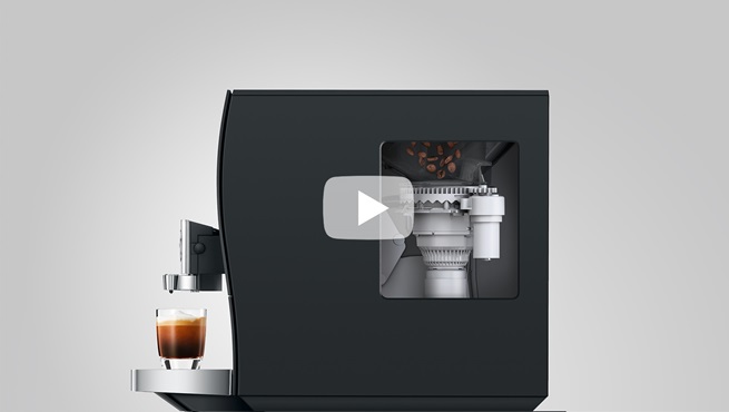 Om optimaal maalgoed voor elke afzonderlijke specialiteit te garanderen hebben de ingenieurs van JURA de Product Recognising Grinder (P.R.G.) ontwikkeld. Via de elektronische besturing stelt de precisiemolen zichzelf binnen fracties van seconden individueel in op de vooraf gedefinieerde maalgraad – veel sneller en vaker dan met de hand mogelijk zou zijn. Het spectrum ervan loopt uiteen van zeer fijn voor korte klassiekers tot zeer grof voor extra lange specialiteiten. Daarover hoeft de fijnproever zich echter helemaal het hoofd niet te breken, want de instelling vindt bij elke bereiding volledig automatisch plaats en kan desgewenst dankzij de Aroma Selection vóór elke bereiding nog individueel worden gekozen.