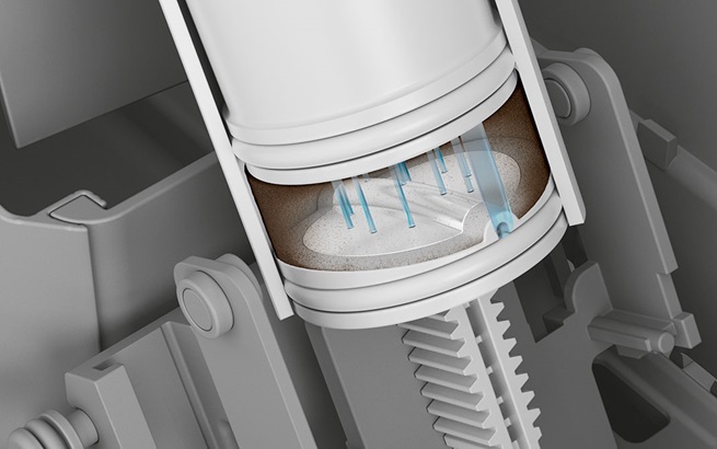 De zetgroep is het hart van elke volautomaat. Voor de Z10 heeft JURA de achtste generatie zetgroepen geconstrueerd. Met zijn unieke 3D-bereidingstechnologie zorgt deze ervoor dat op meerdere niveaus gelijkmatig water door de koffiepoeder stroomt. Hierdoor wordt het maximale uit het aroma gehaald; bij warme specialiteiten even goed als bij de Cold Brew.