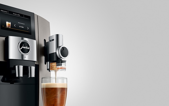 Sweet Foam-functie – nieuwe genietingen De topgastronomie kent het geheim van ultiem genot: pure, verse ingrediënten, meesterlijk verwerkt. Hetzelfde geldt voor exceptionele koffiespecialiteiten. De nieuwe Sweet Foam-functie aromatiseert het melkschuim direct bij de bereiding met het bijbehorende siroopopzetstuk en zorgt voor volkomen nieuwe genotsensaties. Door keuze en dosering van de gebruikte siroop kunnen smaak en intensiteit exact aan de persoonlijke voorkeuren worden aangepast. Zo weet de J8 zelfs hippe trendspecialiteiten als de Sweet Latte met één druk op de knop tevoorschijn te toveren.