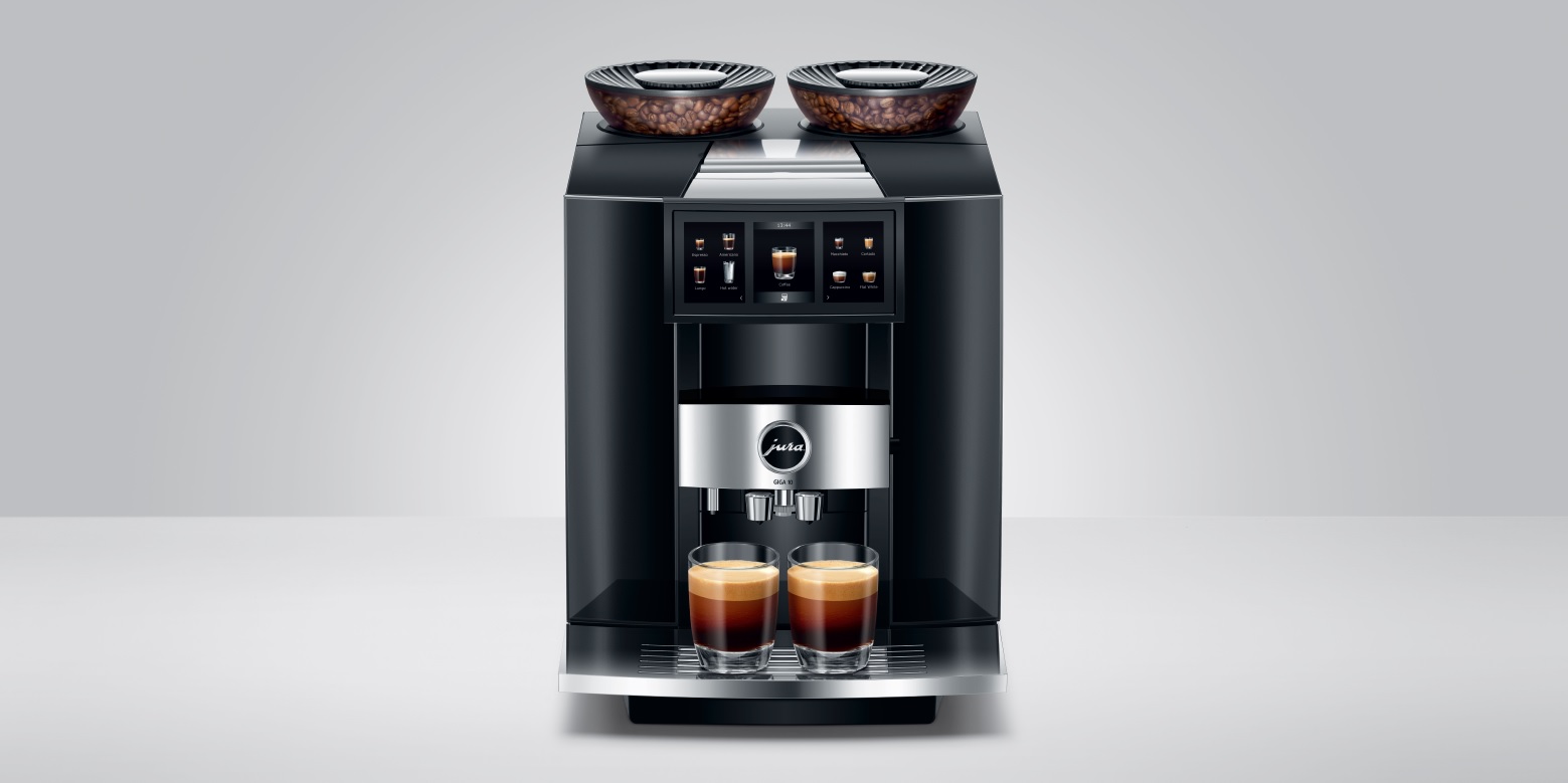 De belichaming van uniek koffiegenot De GIGA 10 – een superbe volautomaat voor koffiespecialiteiten die voorbij alle bestaande grenzen van prestatie en genot gaat en nieuwe normen stelt! Met twee bonenreservoirs met elk een eigen molen, revolutionair Cold Extraction Process, innovatief panoramisch scherm voor optimaal overzicht en nieuw, intuïtief bedieningsconcept biedt de GIGA 10 een keuze aan specialiteiten die nog nooit zo groot was. Daarbij vertoont hij zich in een markant design dat alle power van deze unieke koffie-volautomaat krachtig onderstreept. De GIGA 10 maakt van koffiegenot een uniek barista-moment en verandert uw keuken bij aanraking in een trendy bar.