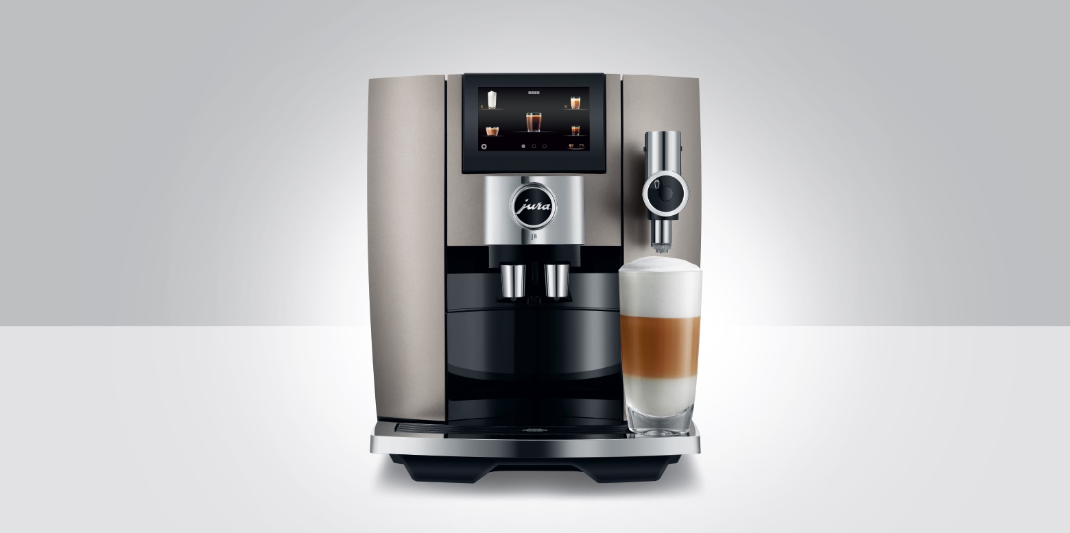 De nieuwe J8 – rondom volmaakt De nieuwe generatie van de wereldwijd populaire J-serie zit vol technische innovaties voor een nog perfecter koffieresultaat. De J8 beheerst het gehele spectrum van koffieklassiekers en nu zelfs nog meer specialiteiten. De Sweet Foam-functie aromatiseert het melkschuim met elke siroop in de gewenste smaakrichting, zoetheid en intensiteit. Zo lukt zelfs een Sweet Latte met één druk op de knop. De molen P.A.G.2+ met een actieve maalgraadbewaking en de zetgroep van de achtste generatie met 3D-bereidingsproces zorgen te allen tijde voor een optimaal resultaat en een maximale smaak. Voor een nog comfortabelere bediening herkent het Coffee Eye de plaatsing van het kopje en past het de selectie op het display automatisch aan de beschikbare specialiteiten aan. Eenvoudiger kan niet. Ook bij het onderhoud: door de One-Touch melksysteemreiniging is dat in een oogwenk met één druk op de knop gebeurd. De innerlijke waarden komen tot uiting in de uiterlijke vorm. Het volmaakte design geeft de kwaliteiten van de J8 een karakteristiek gezicht.