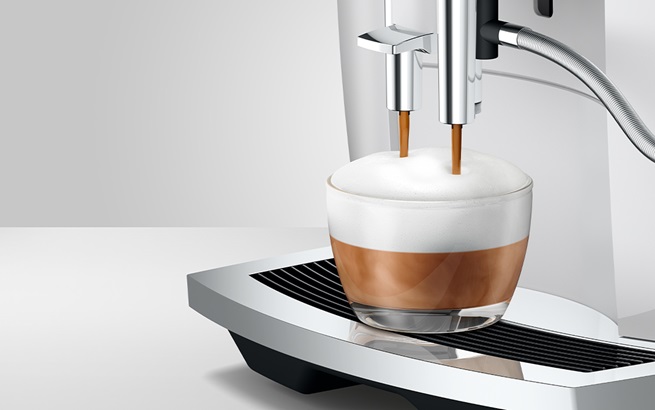 Met de beproefde Easy Cappuccino-functie geniet u van een heerlijke cappuccino met één druk op de knop. Het speciaal voor cappuccino ontwikkelde melkpijpje zorgt voor uniek zacht melkschuim met fijne poriën dat de koffie perfect aanvult en garant staat voor waar drinkgenot. De non-plus-ultra voor cappuccinoliefhebbers.