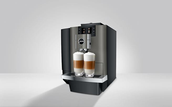 Variatie staat bij de X10 centraal op het programma. De Professional-volautomaat is bedoeld voor geweldig genieten en is met 36 koffiespecialiteiten heel verleidelijk. Het repertoire loopt uiteen van koffieklassiekers, zoals espresso en cappuccino, dubbele koffiespecialiteiten met melk, zoals latte macchiato, tot en met eigentijdse Cold Brews. Zoals normaal werkt alles met één druk op de knop. Nieuw is dat de drank via de centrale combi-uitloop in het kopje stroomt. De X10 geeft een geheel nieuwe invulling aan de koffie-ervaring in grote kantoren en zelfbedieningsruimten en voegt een ongekende dimensie toe.